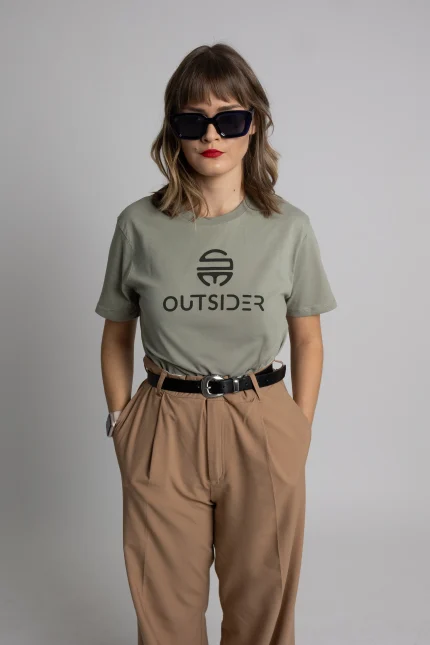 maslinasto zelena majica sa crnim logom Outsider