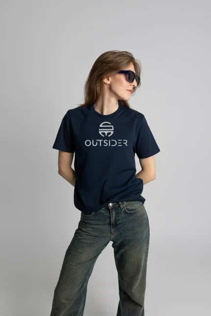 Tamnoplava unisex majica sa bijelim logom Outsider